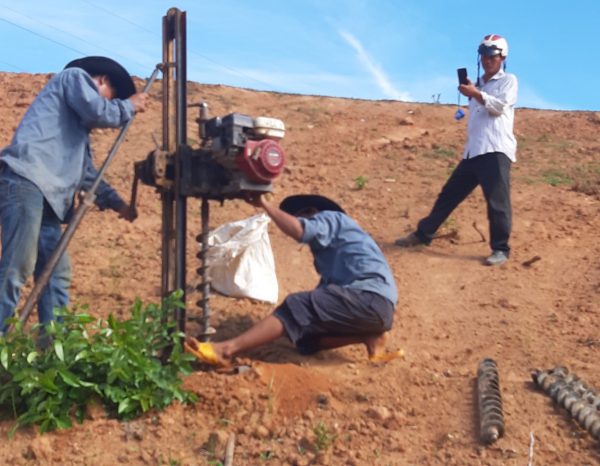 KHOAN VÀ BƠM THUỐC XỬ LÝ MỐI CHO ĐÊ ĐẬP